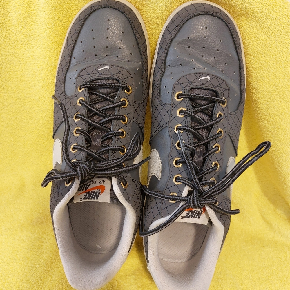 Nike Men’s Gray Low-Top Sneakers